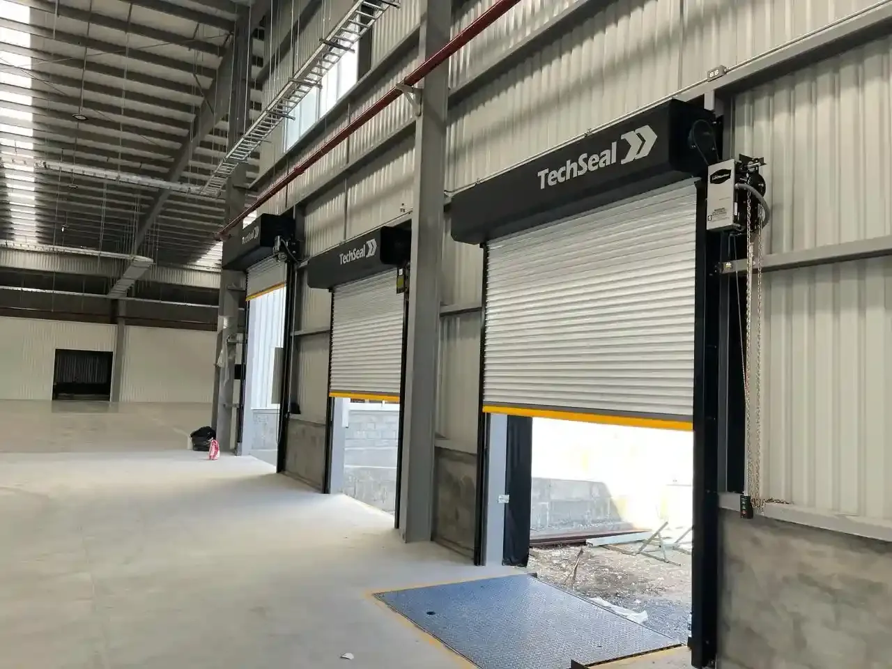 Cortina metálica enrollable instalada en bodega industrial