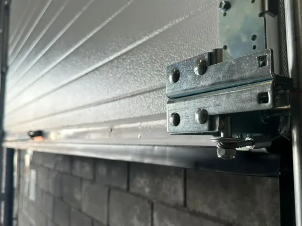 Sistema de guías para puertas seccionales