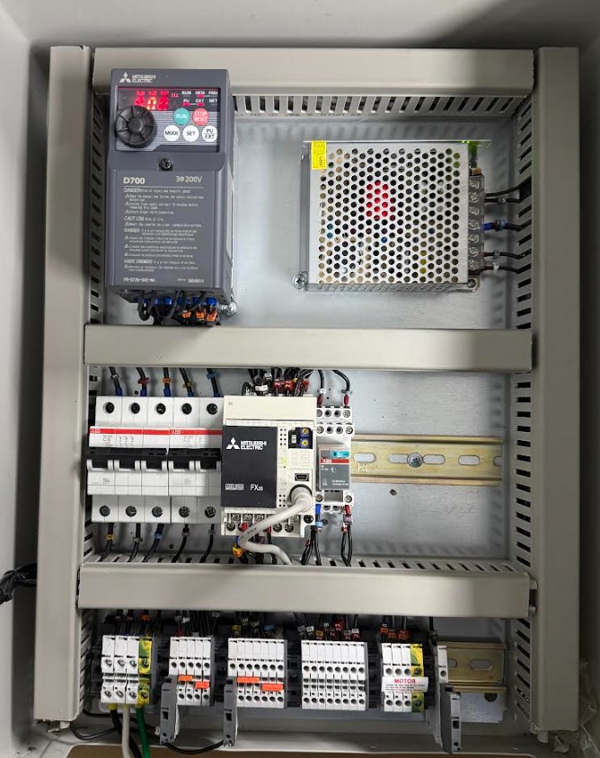 Panel de control con tarjeta impresa (PCB) vs. Panel de control con PLC en puertas rápidas