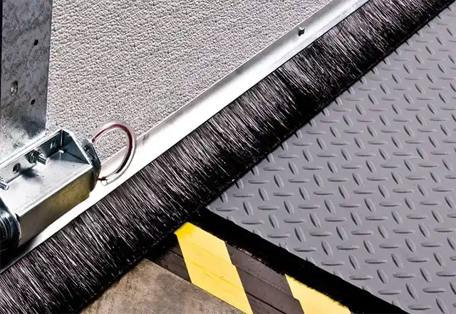 Cepillos guardapolvos industriales para rampas y puertas - Techseal Solutions