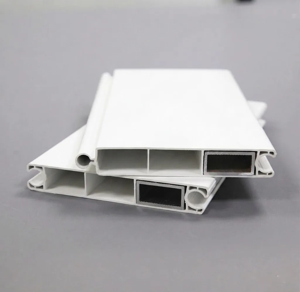 Detalle panel PVC y bisagra integral Streamline Dry Freight McLaren Doors para caja seca