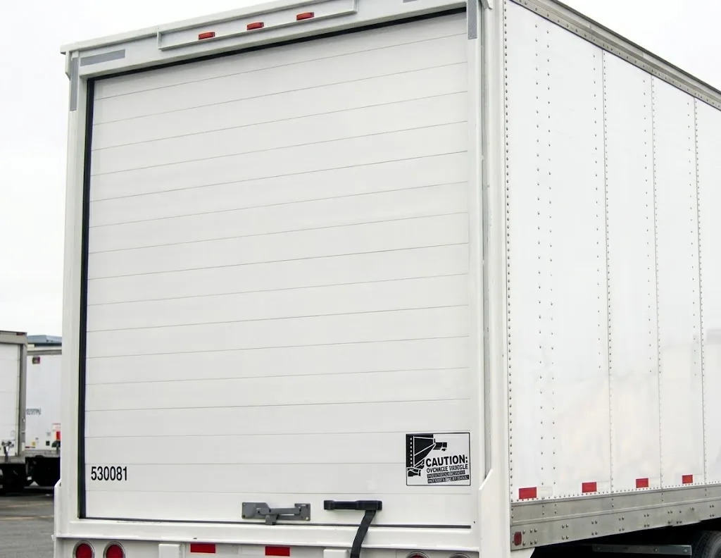 Puerta enrollable caja seca PVC Streamline McLaren Doors vista frontal cerrada